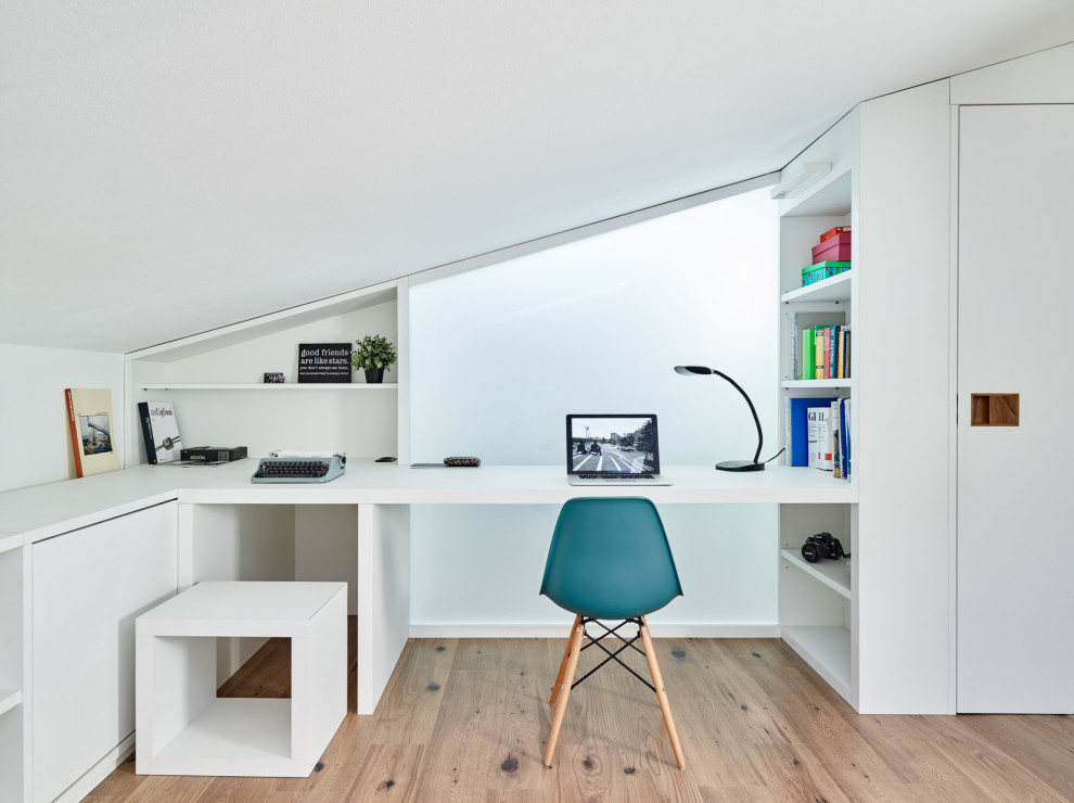 Cette image montre une petite chambre d'enfant design avec un mur blanc, sol en stratifié, un bureau et un sol beige.
