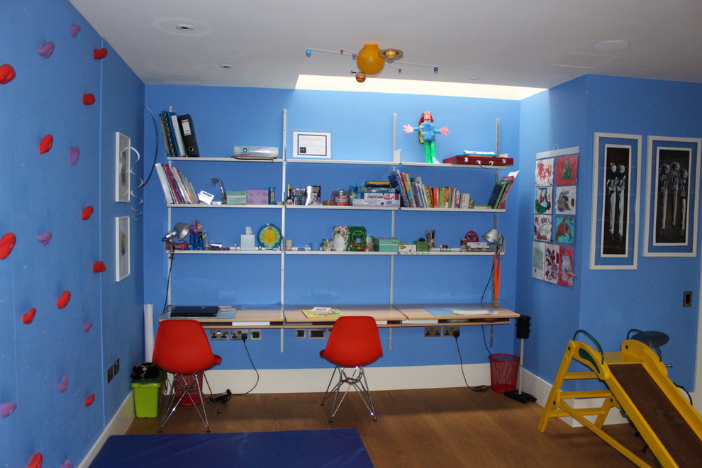 Foto di una cameretta per bambini minimalista