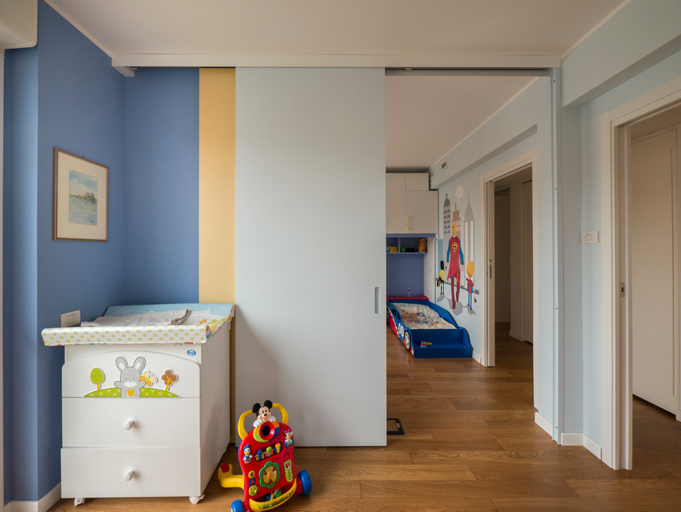 На фото: детская среднего размера в современном стиле с спальным местом, синими стенами и светлым паркетным полом для ребенка от 4 до 10 лет, мальчика