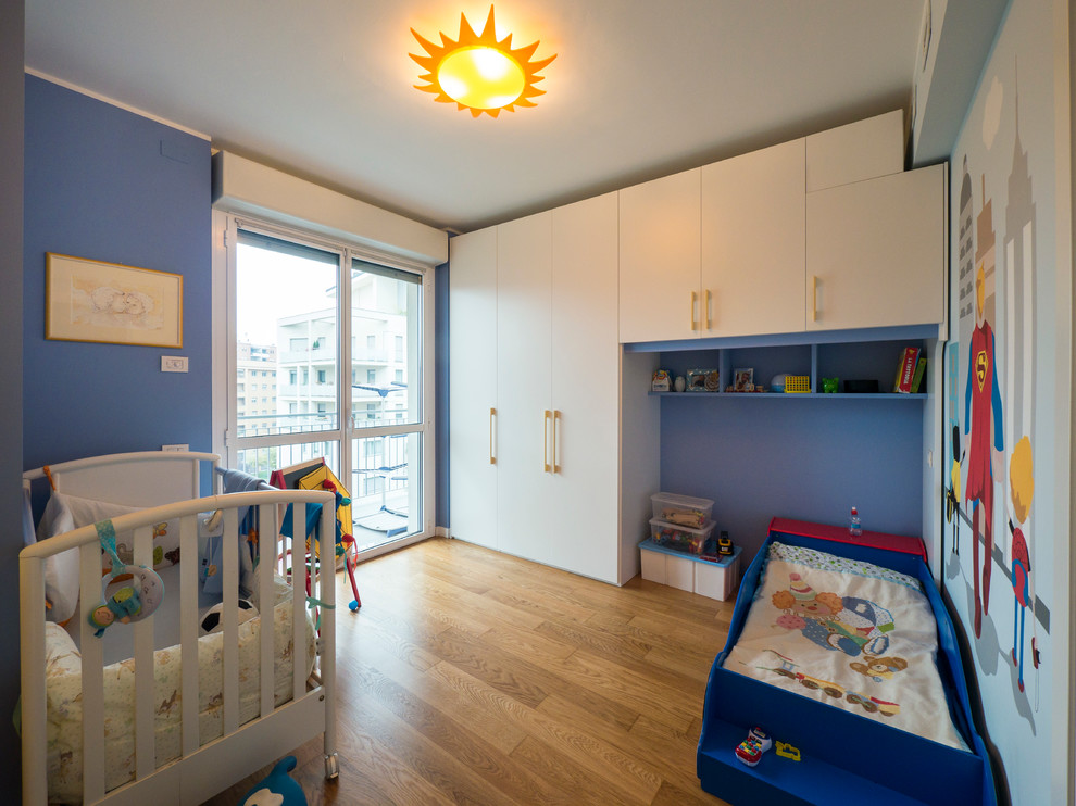 Idee per una cameretta per bambini da 4 a 10 anni contemporanea di medie dimensioni con pareti blu e parquet chiaro