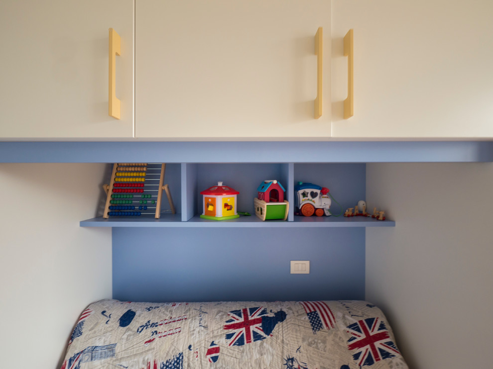 Foto di una cameretta per bambini da 4 a 10 anni minimal di medie dimensioni con pareti blu e parquet chiaro