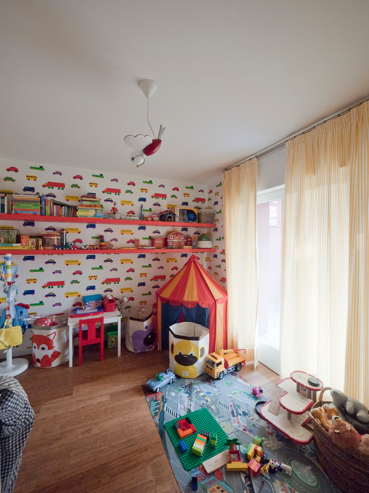 Foto di una piccola cameretta per bambini da 4 a 10 anni moderna con pareti multicolore e parquet chiaro