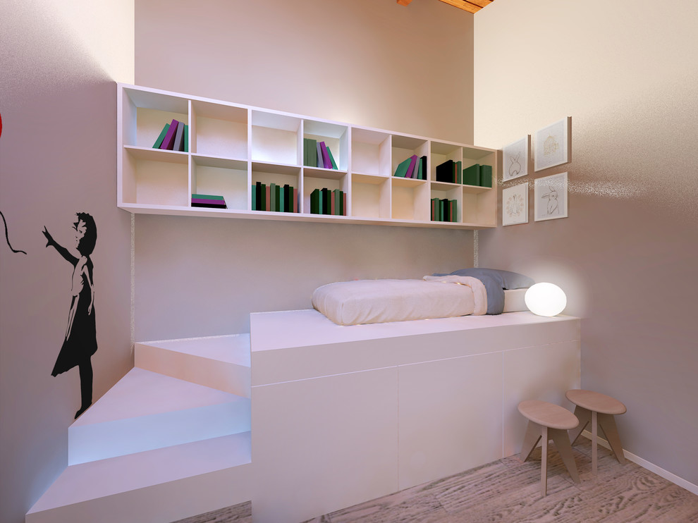Cette image montre une chambre d'enfant design de taille moyenne avec un mur beige, parquet clair et un sol marron.