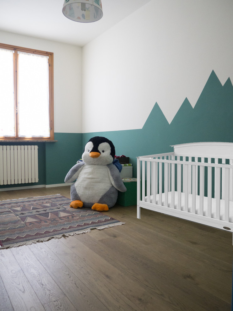 Inspiration för ett stort funkis barnrum kombinerat med sovrum, med gröna väggar och mellanmörkt trägolv