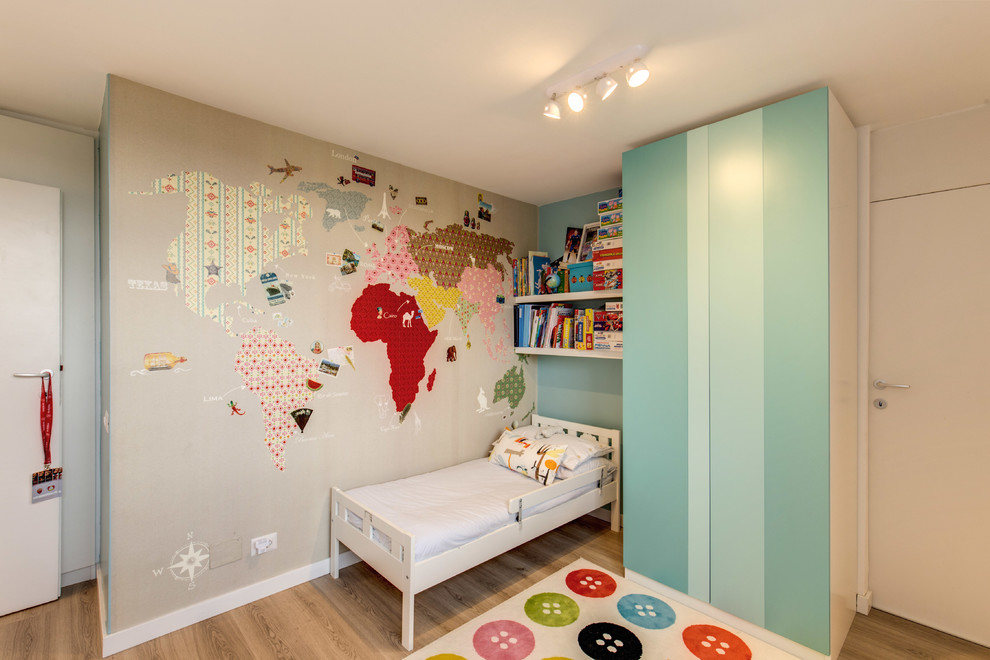 Imagen de dormitorio infantil de 1 a 3 años contemporáneo con paredes multicolor y suelo de madera en tonos medios