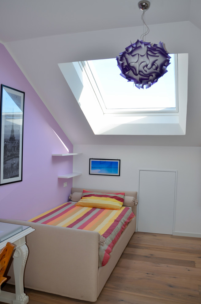 Cette image montre une grande chambre d'enfant de 4 à 10 ans minimaliste avec un sol en bois brun et un mur multicolore.