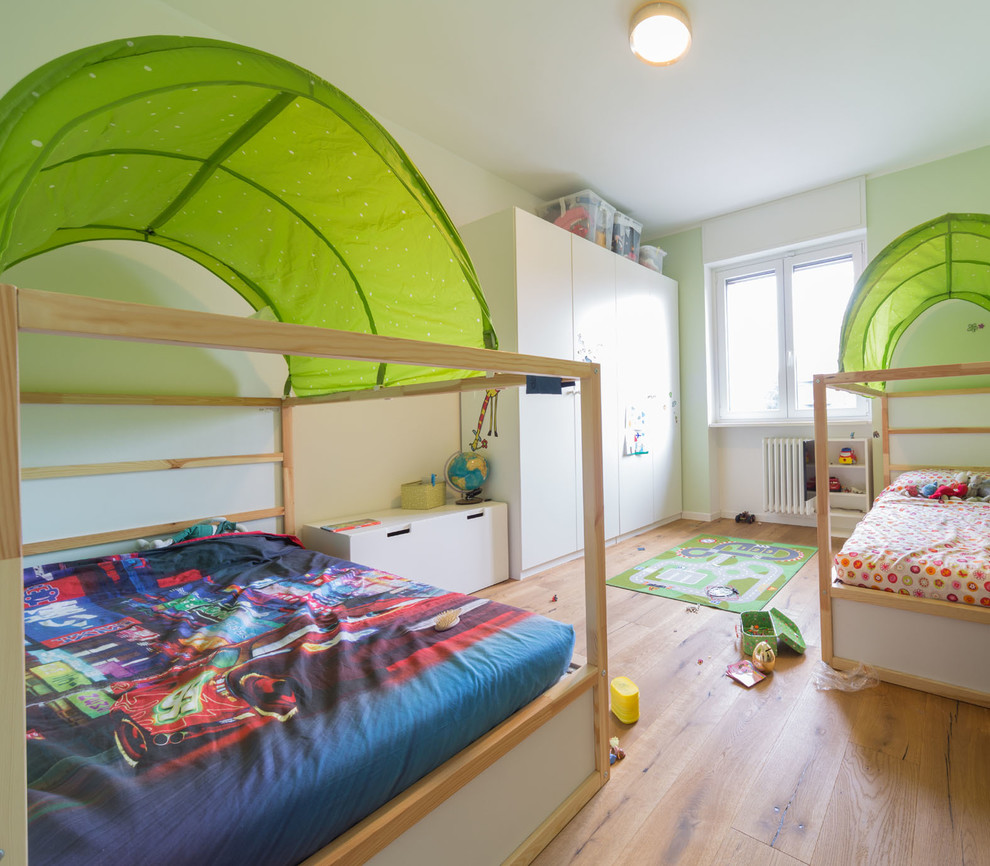 Diseño de dormitorio infantil de 4 a 10 años nórdico grande con suelo de madera en tonos medios, paredes blancas y suelo beige