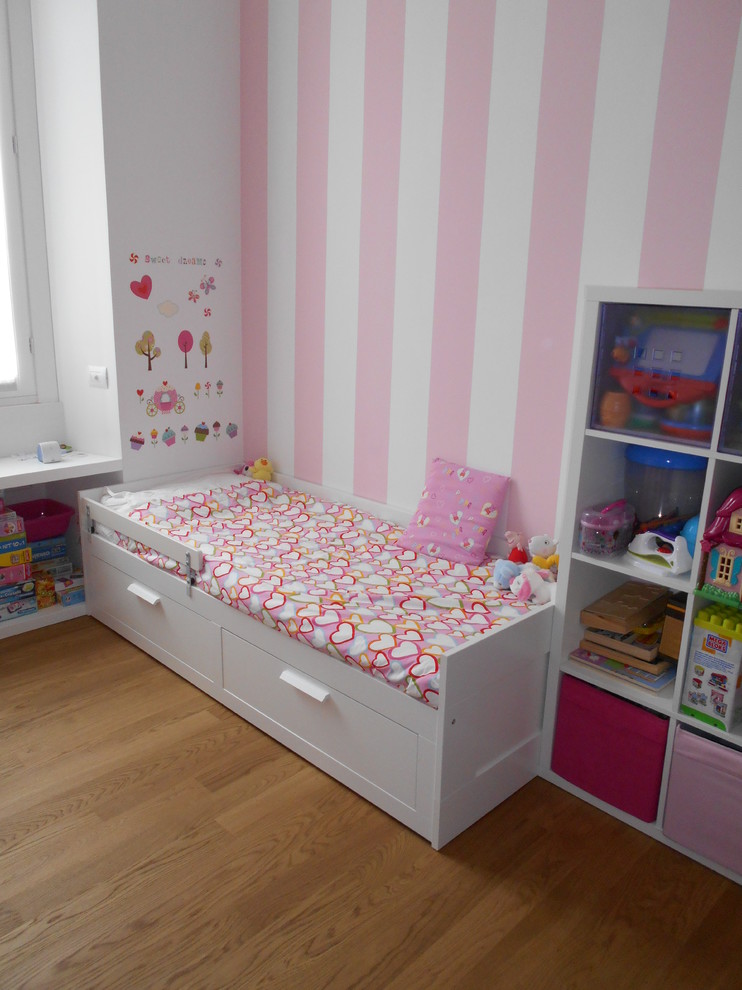 Immagine di una cameretta per bambini da 4 a 10 anni minimalista di medie dimensioni con parquet chiaro