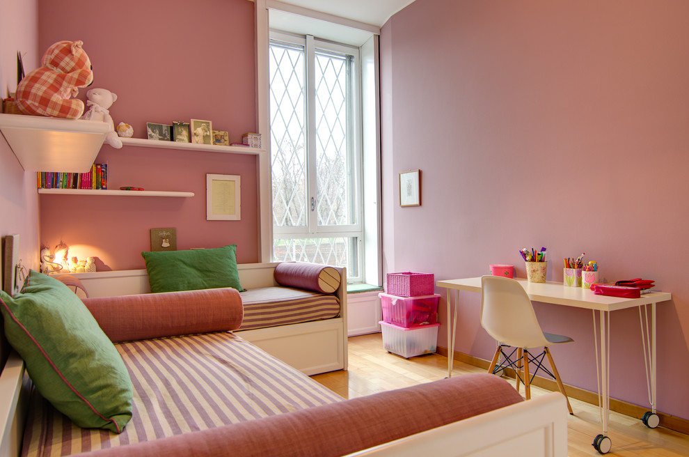 Mittelgroßes Modernes Mädchenzimmer mit Schlafplatz, rosa Wandfarbe, hellem Holzboden und beigem Boden in Mailand