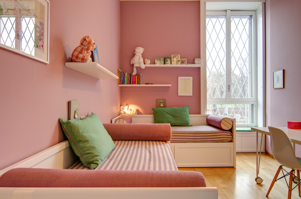 Esempio di una cameretta per bambini contemporanea di medie dimensioni con pareti rosa, parquet chiaro e pavimento beige