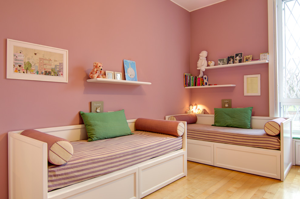 Inspiration för mellanstora moderna flickrum kombinerat med sovrum, med rosa väggar, ljust trägolv och beiget golv