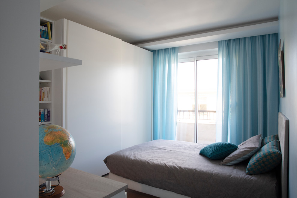 Esempio di una cameretta per bambini minimal di medie dimensioni con pareti blu e parquet chiaro