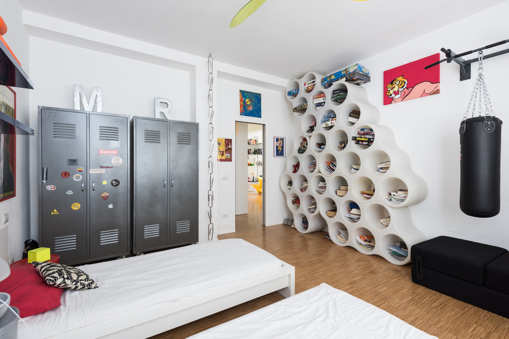 ローマにあるエクレクティックスタイルのおしゃれな子供部屋 (白い壁、淡色無垢フローリング、ティーン向け) の写真