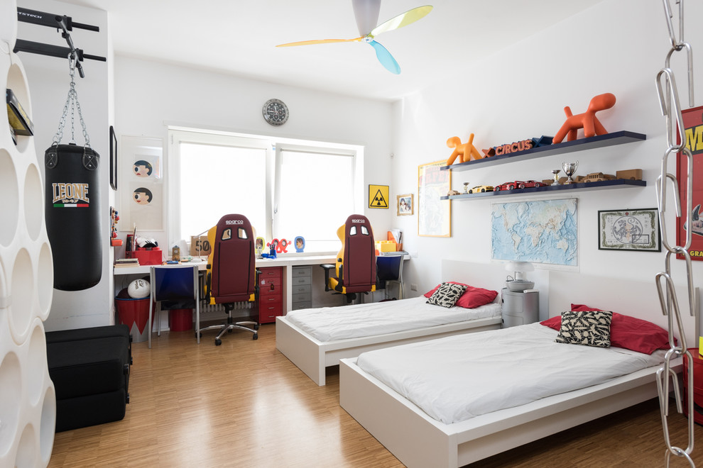 Bild på ett eklektiskt barnrum kombinerat med sovrum, med vita väggar och ljust trägolv