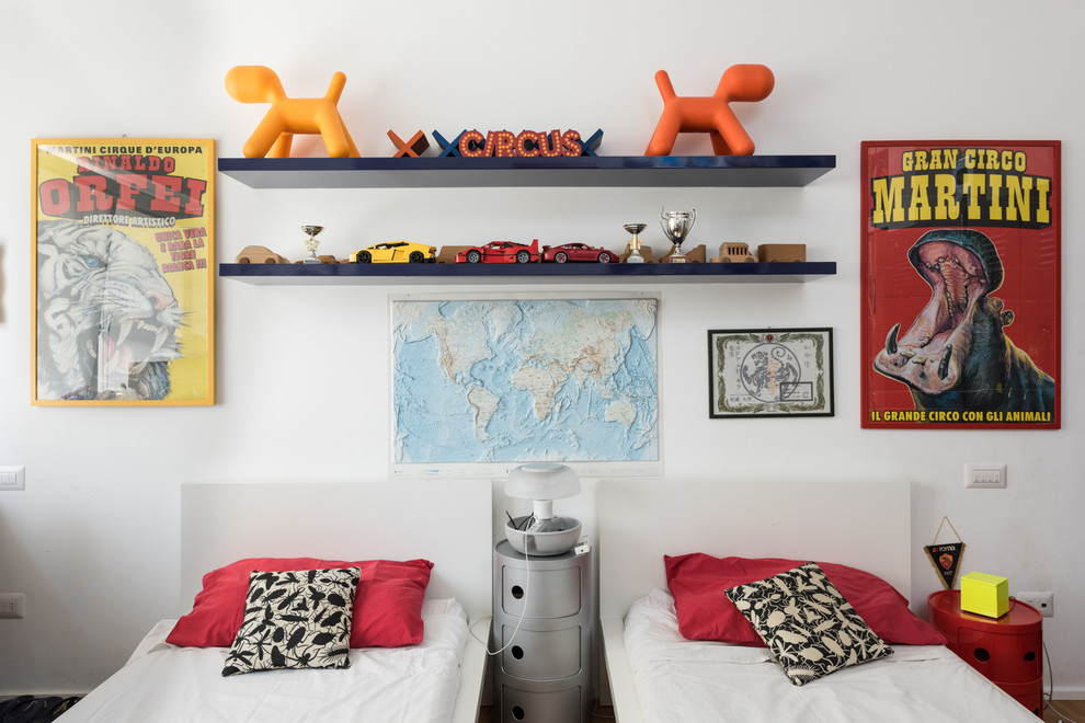 Immagine di una cameretta per bambini boho chic con pareti bianche e parquet chiaro