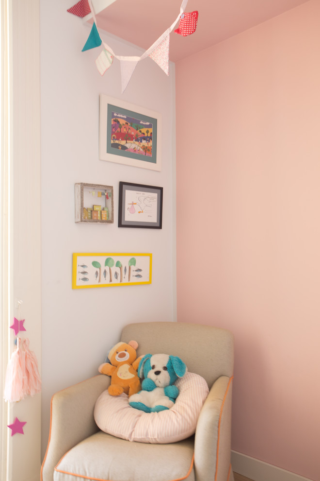 Idee per una grande cameretta per bambini da 4 a 10 anni bohémian con pareti multicolore, pavimento in legno massello medio e pavimento beige