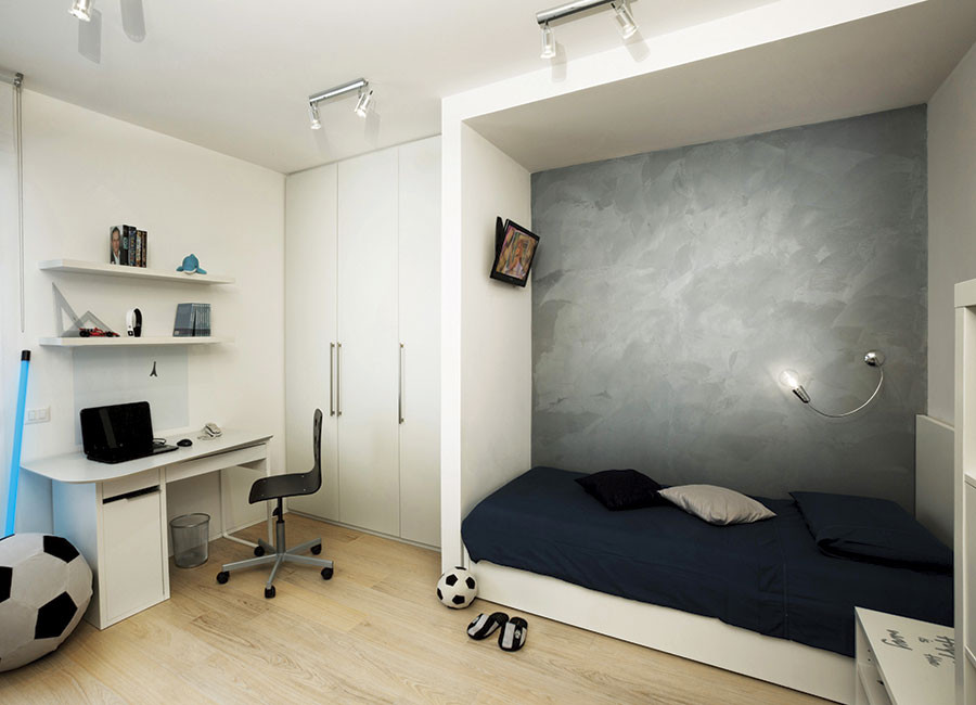 Diseño de dormitorio infantil minimalista pequeño con paredes grises, suelo de madera clara y bandeja