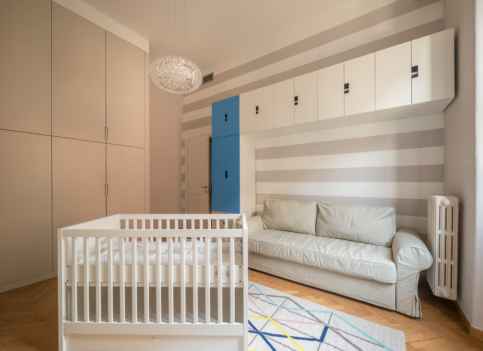 Стильный дизайн: нейтральная детская среднего размера в современном стиле с спальным местом, бежевыми стенами и светлым паркетным полом для ребенка от 1 до 3 лет - последний тренд