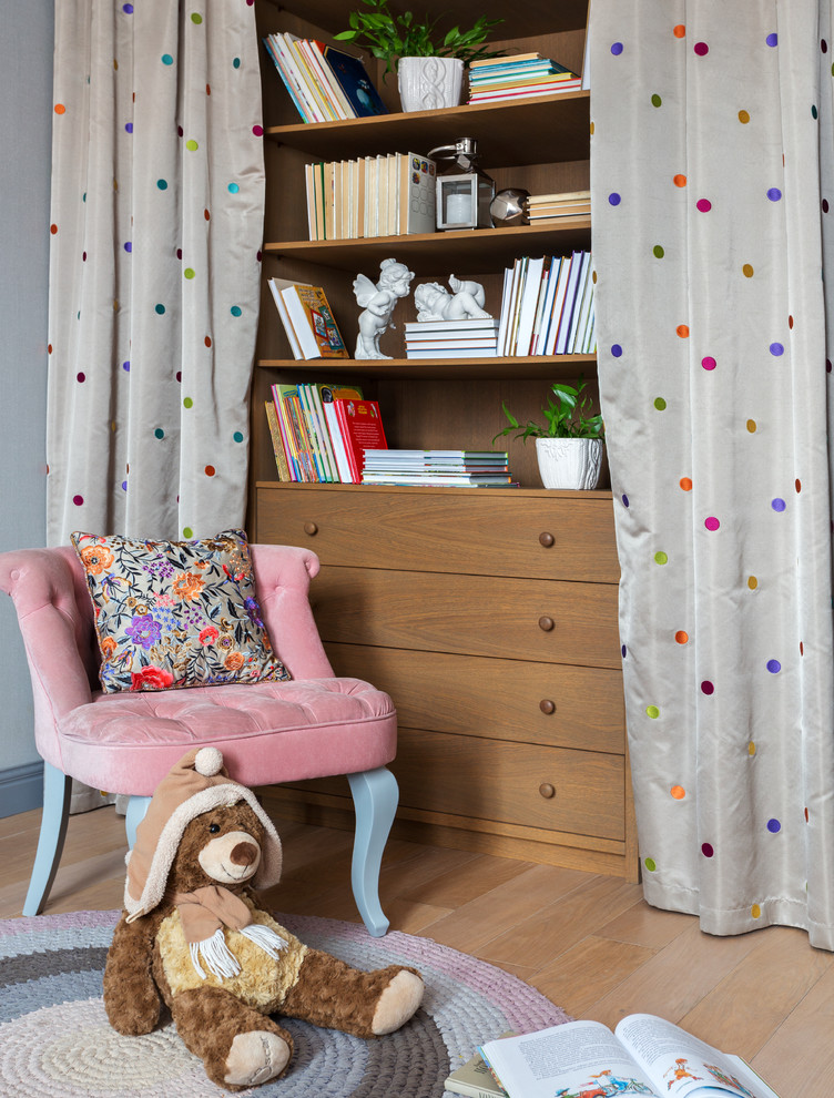 Diseño de habitación de niña de 4 a 10 años contemporánea de tamaño medio con paredes grises, suelo de madera clara y suelo beige