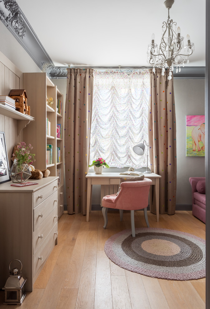Esempio di una cameretta per bambini da 4 a 10 anni chic di medie dimensioni con pareti grigie, parquet chiaro e pavimento beige