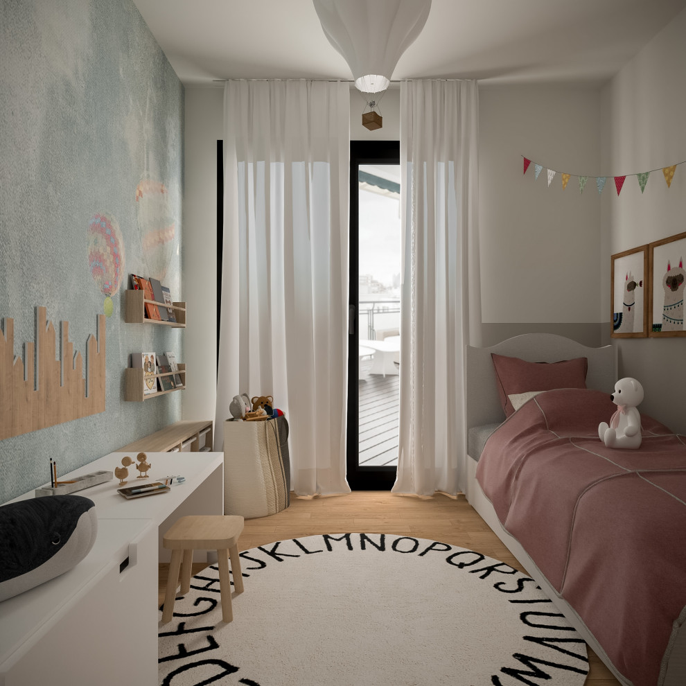 Mittelgroßes Modernes Mädchenzimmer mit Schlafplatz, bunten Wänden, hellem Holzboden und Tapetenwänden in Mailand
