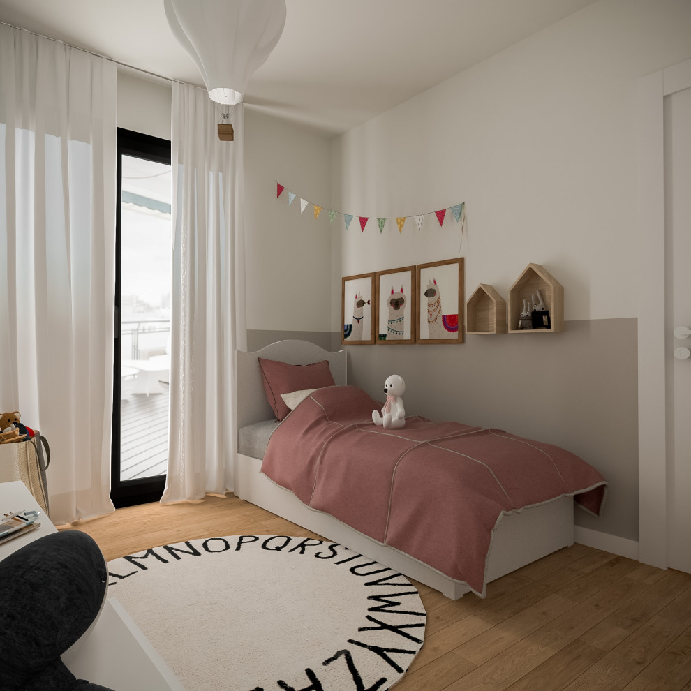 Mittelgroßes Modernes Mädchenzimmer mit Schlafplatz, bunten Wänden, hellem Holzboden und Tapetenwänden in Mailand