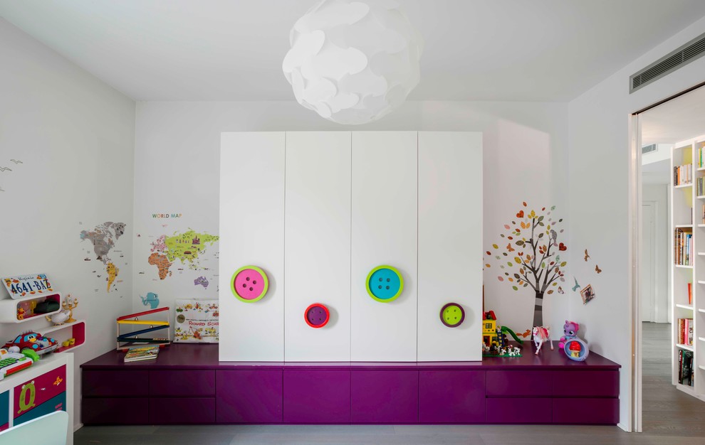 Esempio di una cameretta per bambini da 4 a 10 anni design con pareti bianche e parquet chiaro