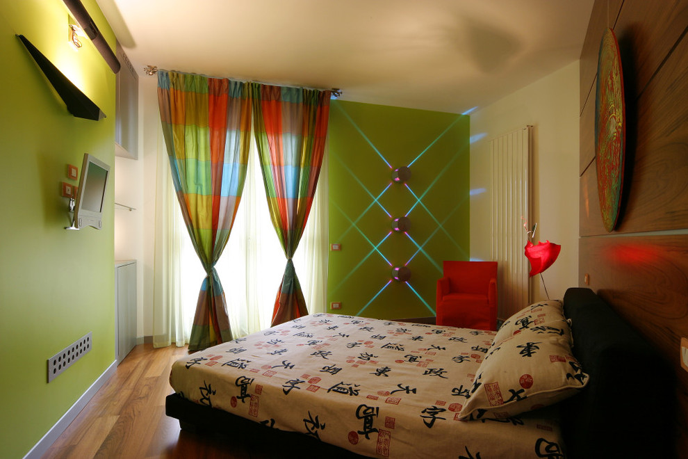Exemple d'une petite chambre d'enfant tendance avec un mur vert, un sol en bois brun et un sol marron.