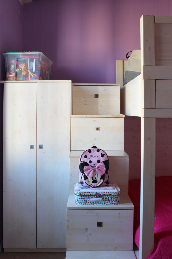 Стильный дизайн: детская среднего размера в современном стиле с спальным местом, розовыми стенами и деревянным полом для ребенка от 4 до 10 лет, девочки - последний тренд