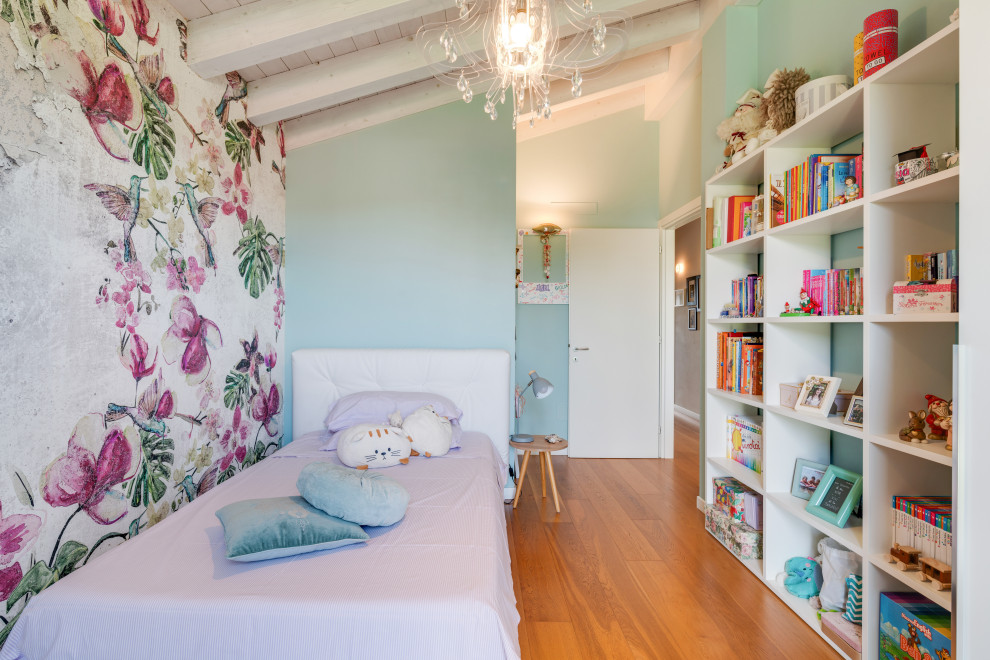 Foto på ett mellanstort funkis barnrum kombinerat med sovrum, med flerfärgade väggar, målat trägolv och brunt golv