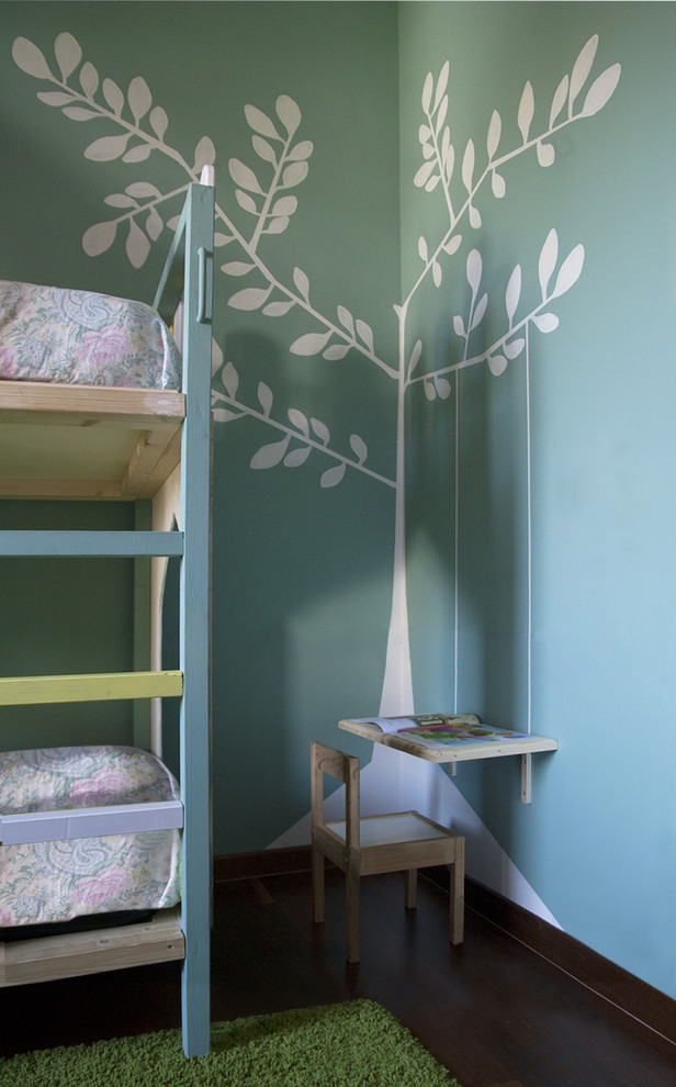 Foto de dormitorio infantil actual pequeño con paredes multicolor, suelo de madera oscura y suelo marrón