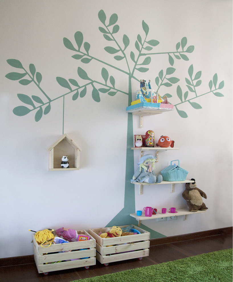 Imagen de dormitorio infantil contemporáneo pequeño con paredes multicolor, suelo de madera oscura y suelo marrón