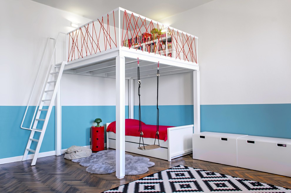 Пример оригинального дизайна: большая нейтральная детская в современном стиле с спальным местом, разноцветными стенами и паркетным полом среднего тона для ребенка от 4 до 10 лет