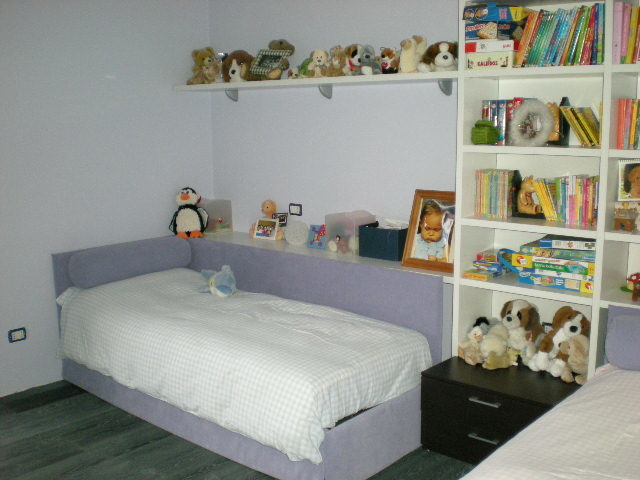 Minimalist kids' room photo in Milan