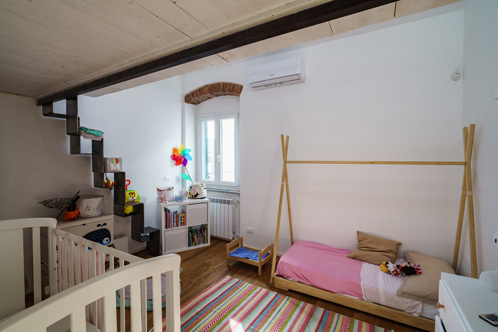 Idee per una cameretta per bambini da 4 a 10 anni industriale di medie dimensioni con pareti bianche, parquet chiaro e pavimento marrone