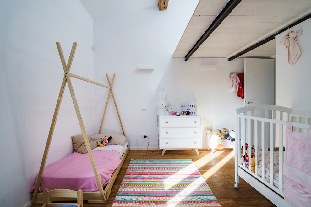 Idee per una cameretta per bambini da 4 a 10 anni industriale di medie dimensioni con pareti bianche, parquet chiaro e pavimento marrone