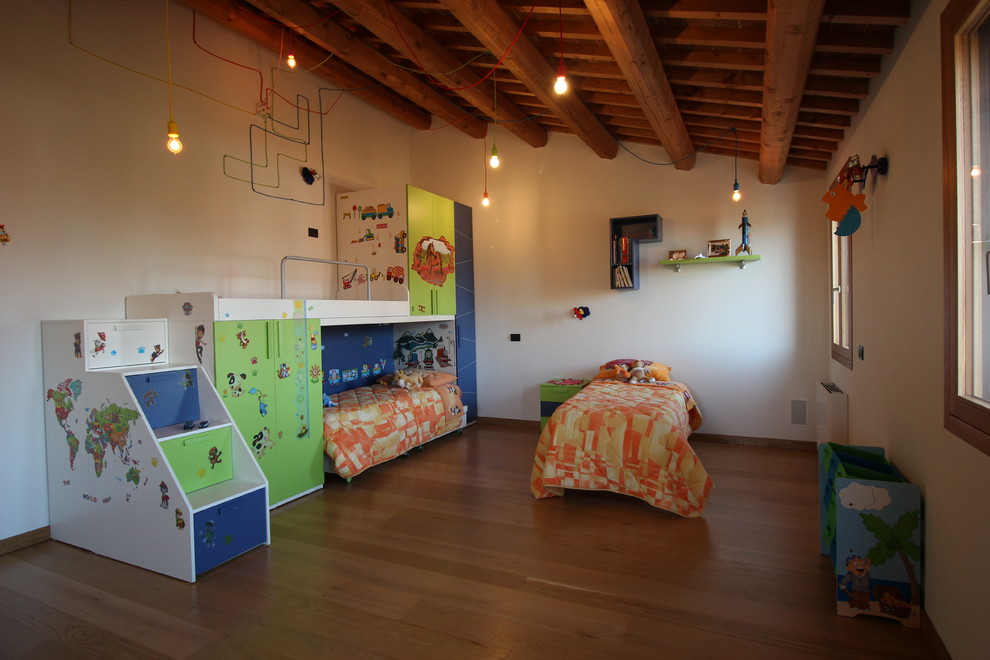 Aménagement d'une très grande chambre d'enfant de 4 à 10 ans contemporaine avec un mur blanc, parquet clair et un sol marron.