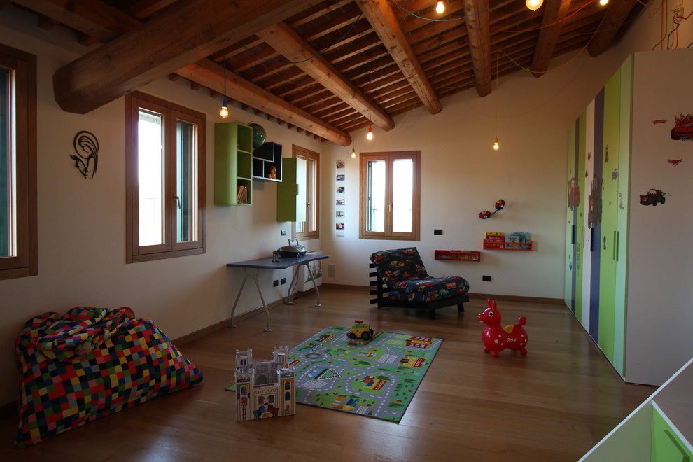 Bild på ett mycket stort funkis könsneutralt barnrum kombinerat med lekrum och för 4-10-åringar, med vita väggar, ljust trägolv och brunt golv