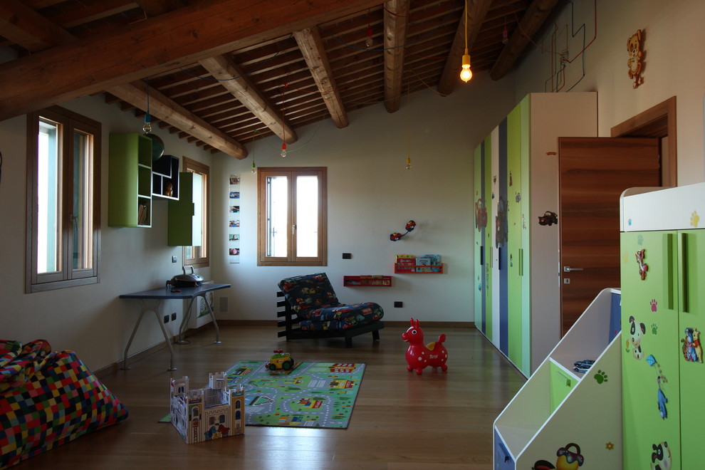 На фото: огромная нейтральная детская с игровой в современном стиле с белыми стенами, светлым паркетным полом и коричневым полом для ребенка от 4 до 10 лет с