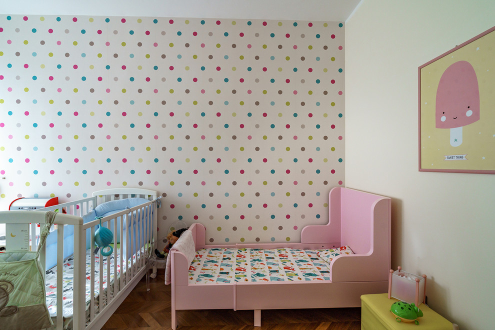 Cette image montre une grande chambre d'enfant de 4 à 10 ans minimaliste avec un mur multicolore, parquet clair et un sol marron.