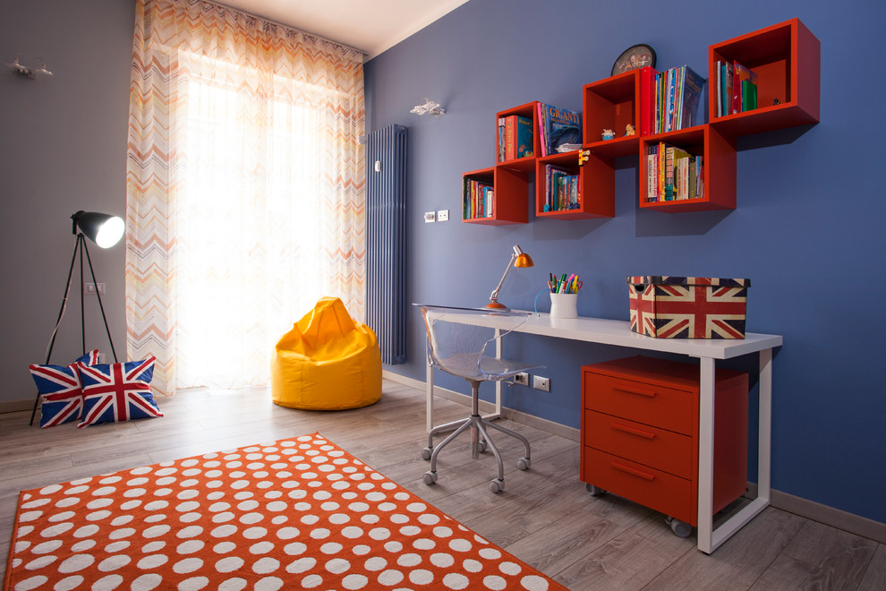 Exemple d'une grande chambre d'enfant tendance avec un bureau, un mur bleu et un sol en bois brun.