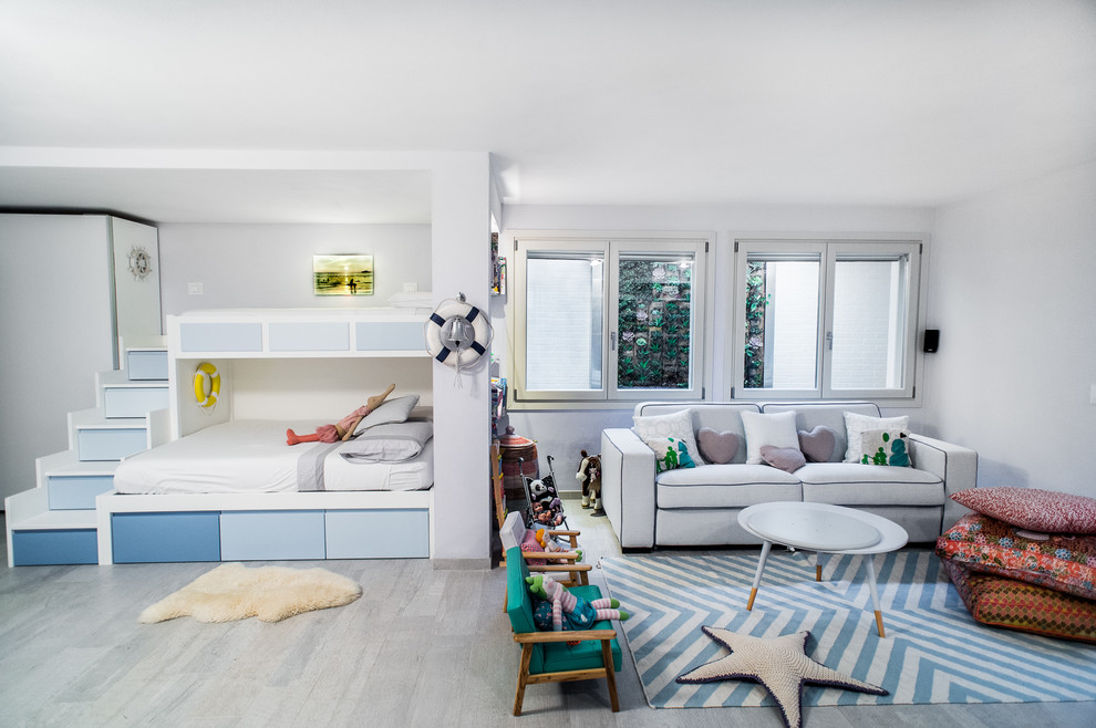 Modelo de dormitorio infantil de 4 a 10 años marinero con paredes blancas, suelo de madera clara y suelo gris