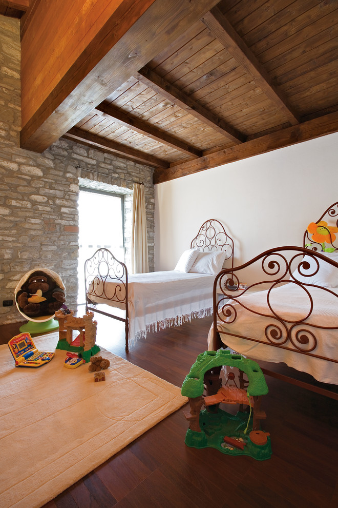 Пример оригинального дизайна: большая нейтральная детская в стиле рустика с спальным местом, белыми стенами, темным паркетным полом и коричневым полом для ребенка от 4 до 10 лет