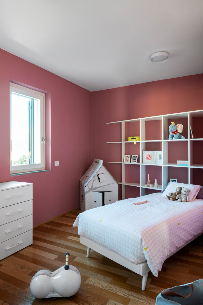 На фото: маленькая детская в современном стиле с спальным местом, розовыми стенами и светлым паркетным полом для на участке и в саду, девочки с