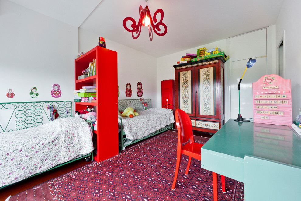 Источник вдохновения для домашнего уюта: большая детская в классическом стиле с спальным местом, белыми стенами, ковровым покрытием и красным полом для ребенка от 4 до 10 лет, девочки