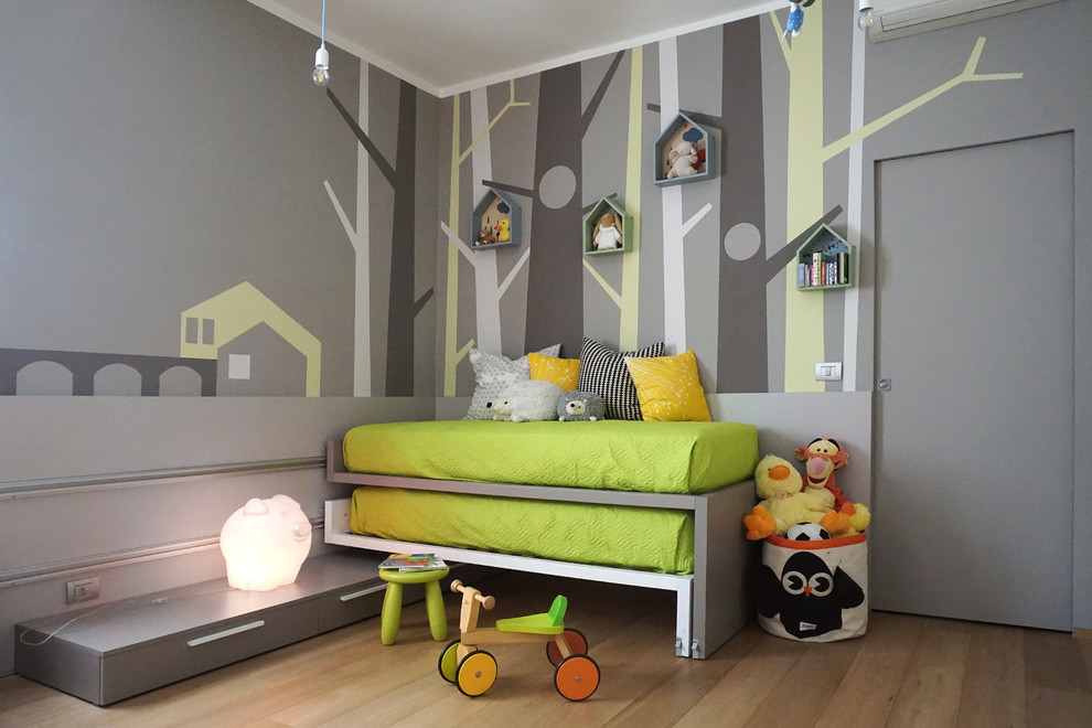 Réalisation d'une grande chambre d'enfant de 4 à 10 ans design avec un mur multicolore, parquet clair et un sol beige.