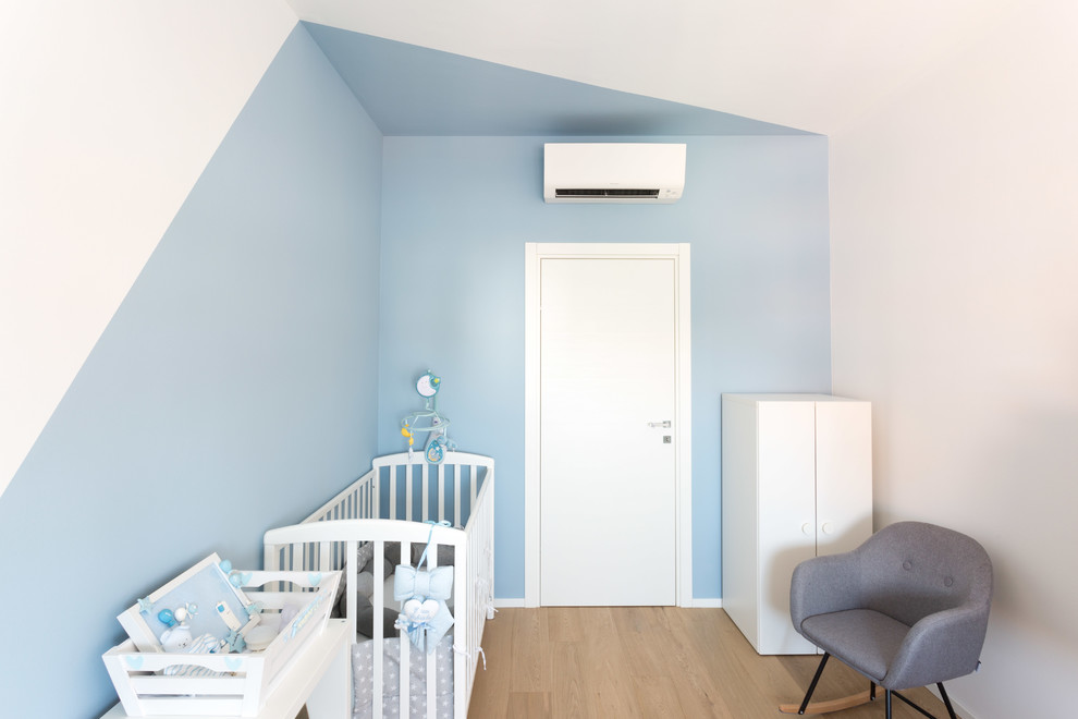 Idee per una cameretta per bambini da 1 a 3 anni contemporanea di medie dimensioni con pareti multicolore e parquet chiaro