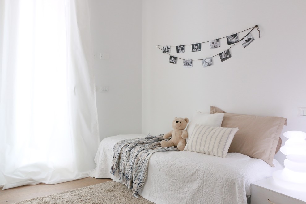 Idee per una piccola cameretta per bambini minimal con pareti bianche e parquet chiaro