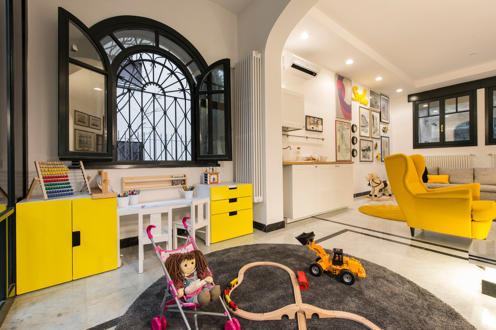 Idée de décoration pour une grande chambre d'enfant de 1 à 3 ans bohème avec un sol en marbre et un mur blanc.