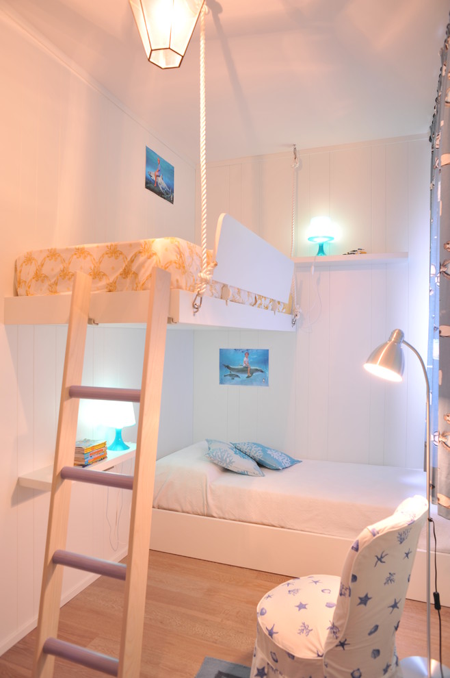 Idee per una cameretta per bambini da 4 a 10 anni nordica di medie dimensioni con pareti bianche e parquet chiaro